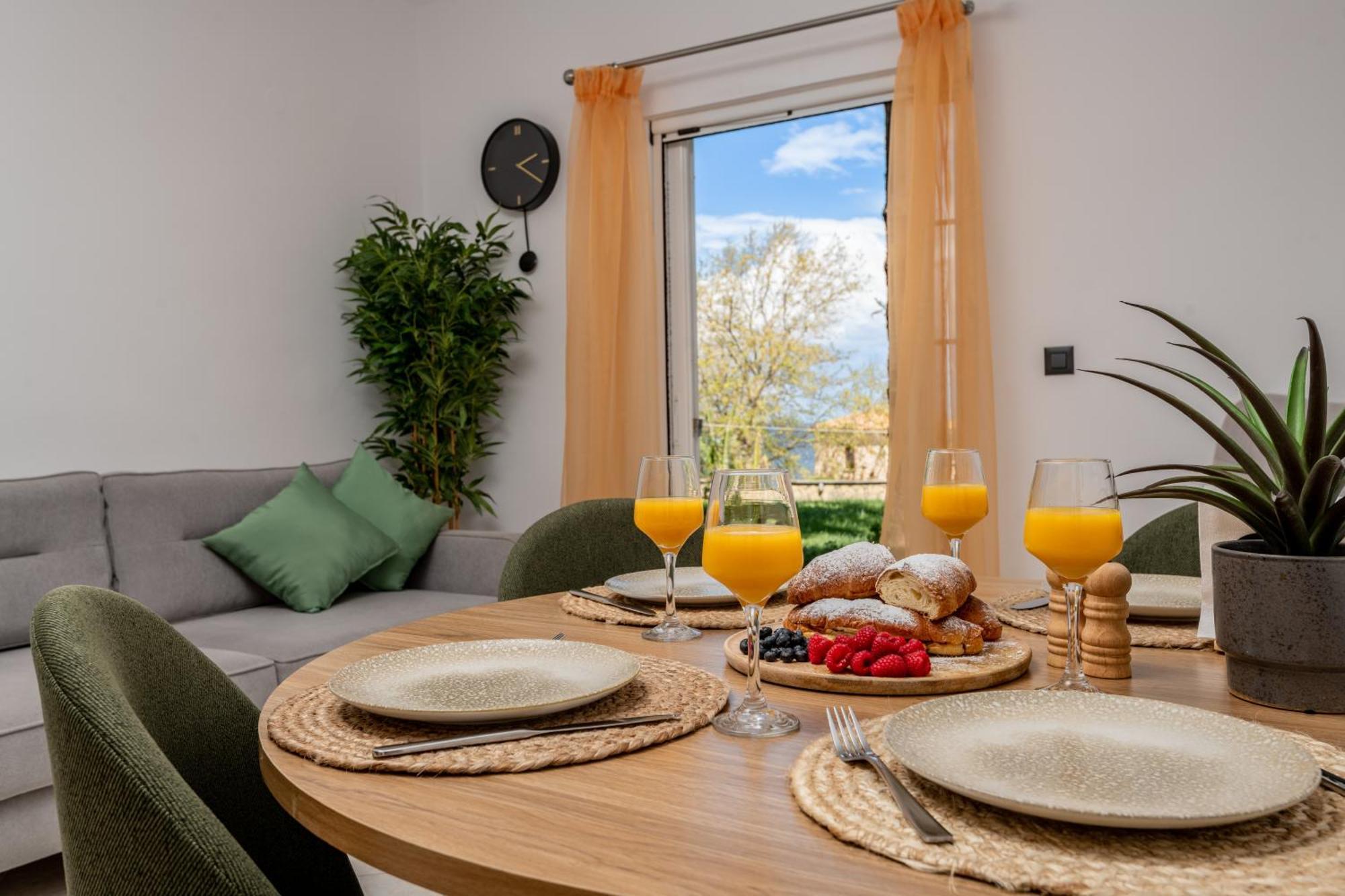 Swan Apartment